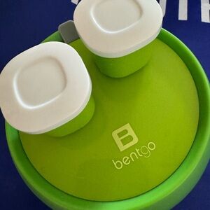 Bentgo Green Bento Lunch Box with 2 sauce containers - NWT - No Box - Unique